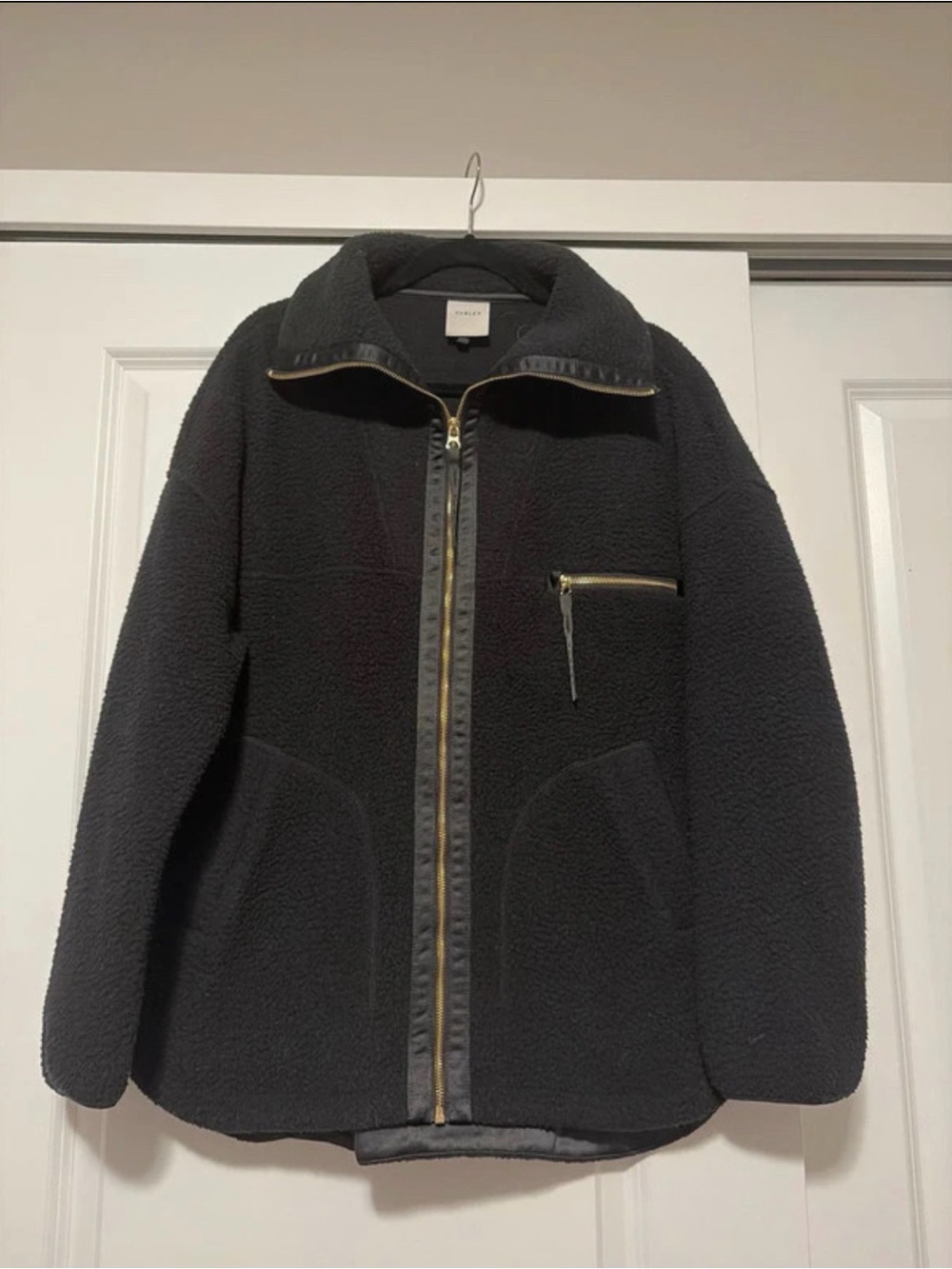 Varley Womenโs Black Sherpa Zip-Up Jacket with Gold Trim